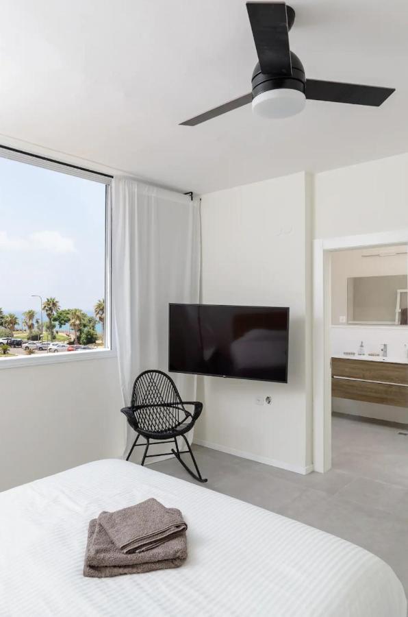 Stylish & Spacious 3 Bedroom Apartment By The Sea Нетанья Екстер'єр фото